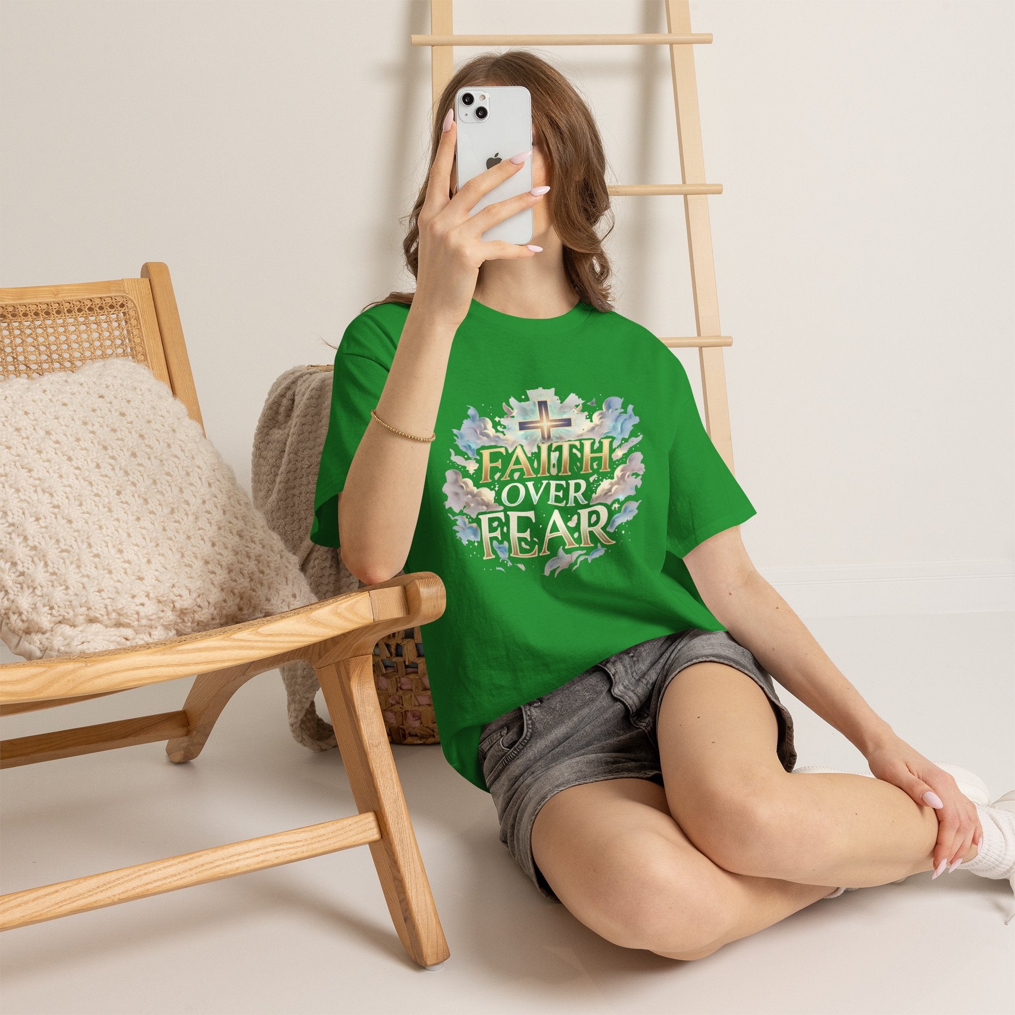Faith Over Fear T-Shirt – Inspirierendes christliches Shirt mit Kreuz & Wolken