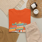 Strandurlaub T-Shirt – Retro Sonnenuntergang mit Palmen & ‚Urlaub‘ Wortwolke