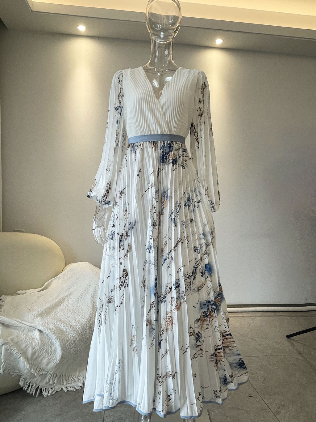 Elegantes Plissee-Maxikleid für Damen | Floral & V-Ausschnitt Ansicht 8 – Kleid – ESTID
