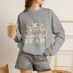 Faith Over Fear Crewneck Sweatshirt – Christliches Kreuz & Jesus Pullover