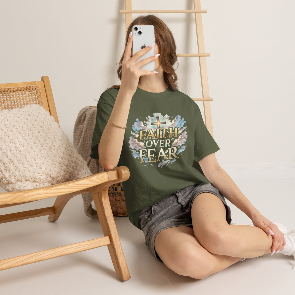 Faith Over Fear T-Shirt – Inspirierendes christliches Shirt mit Kreuz & Wolken