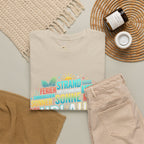Strandurlaub T-Shirt – Retro Sonnenuntergang mit Palmen & ‚Urlaub‘ Wortwolke