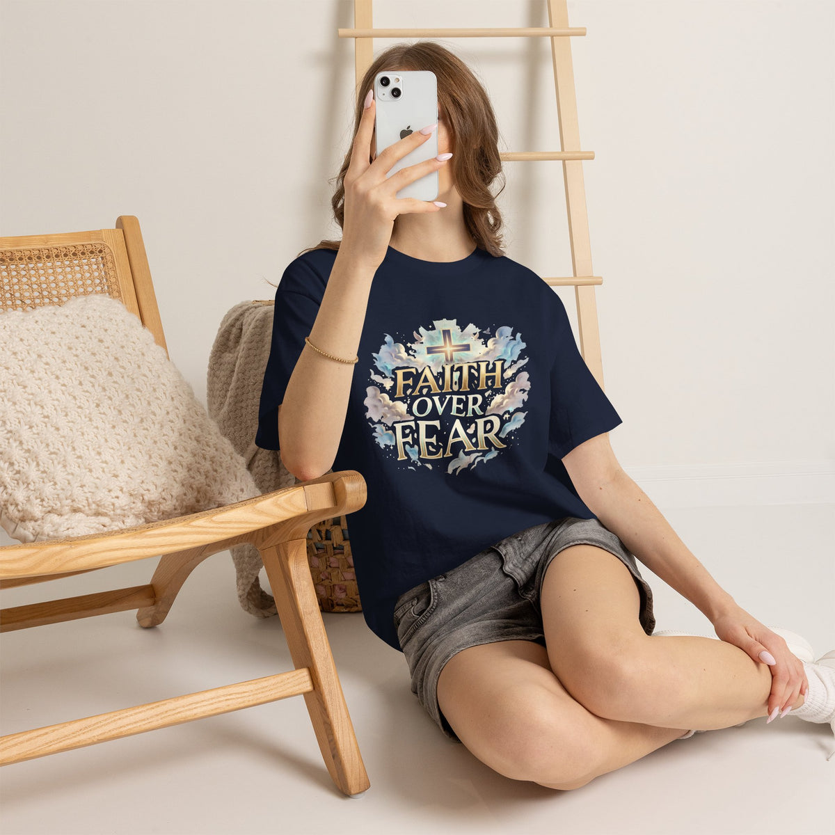 Faith Over Fear T-Shirt – Inspirierendes christliches Shirt mit Kreuz & Wolken – T-Shirt – ESTID