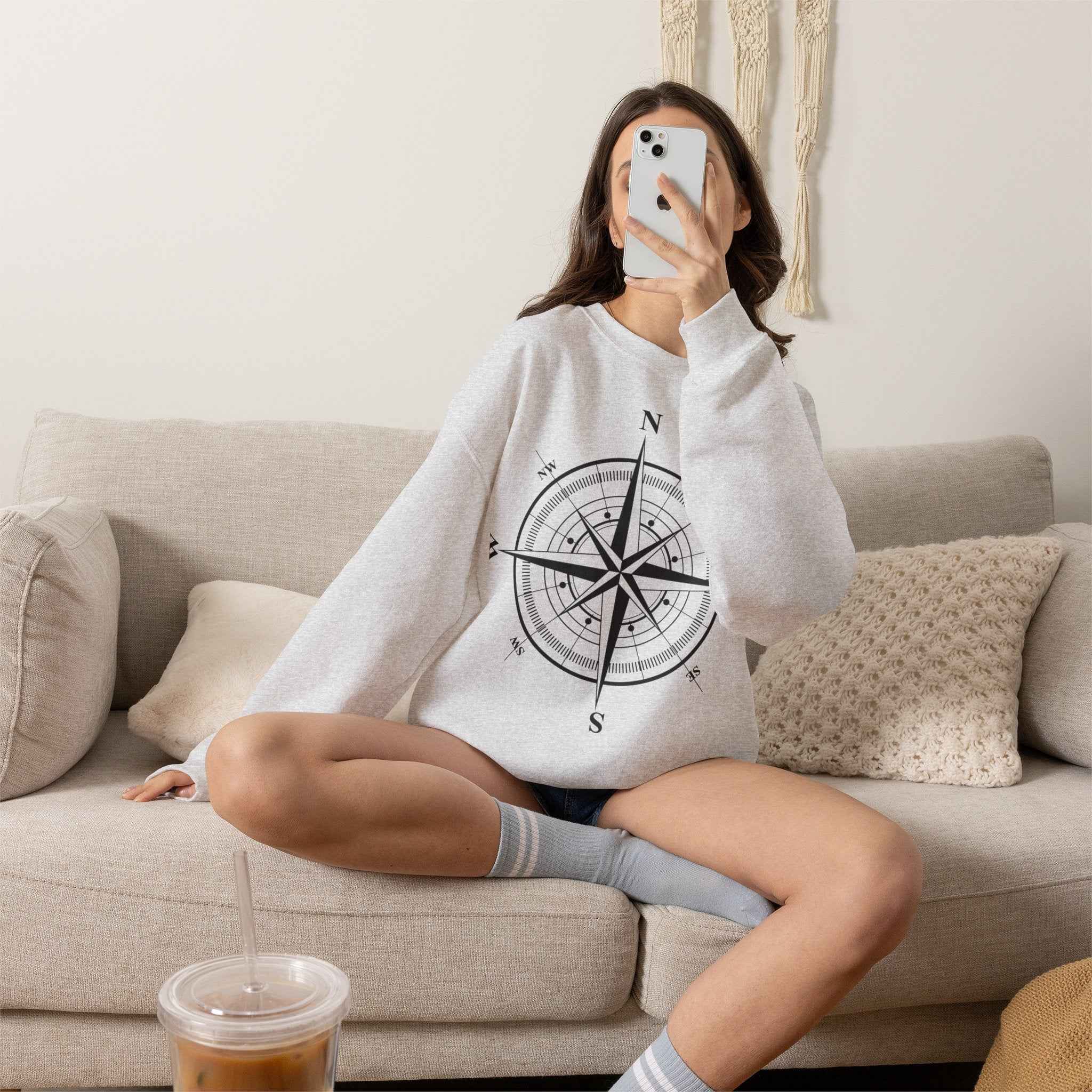 Kompass-Rose Sweatshirt – Nautik Crewneck für Reisende & Entdecker Detailansicht – Sweatshirt – ESTID