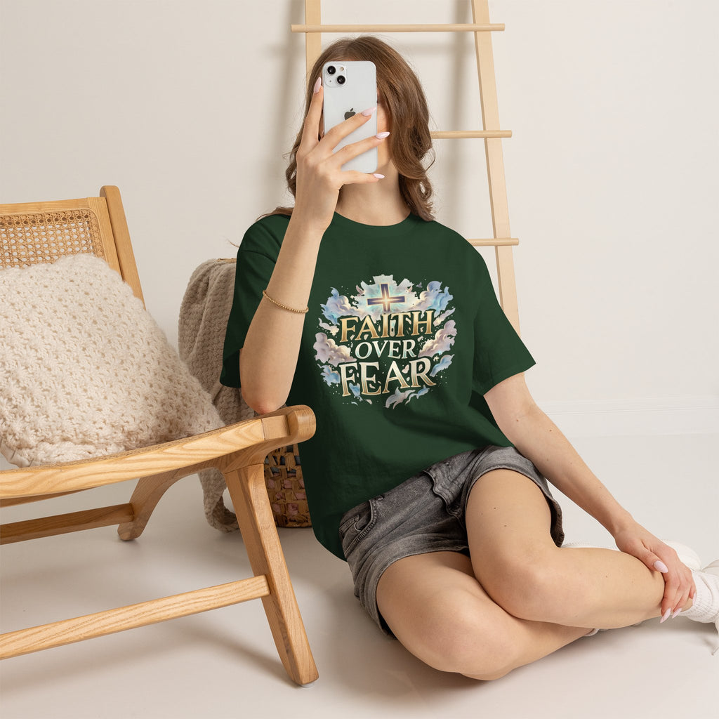 Faith Over Fear T-Shirt – Inspirierendes christliches Shirt mit Kreuz & Wolken