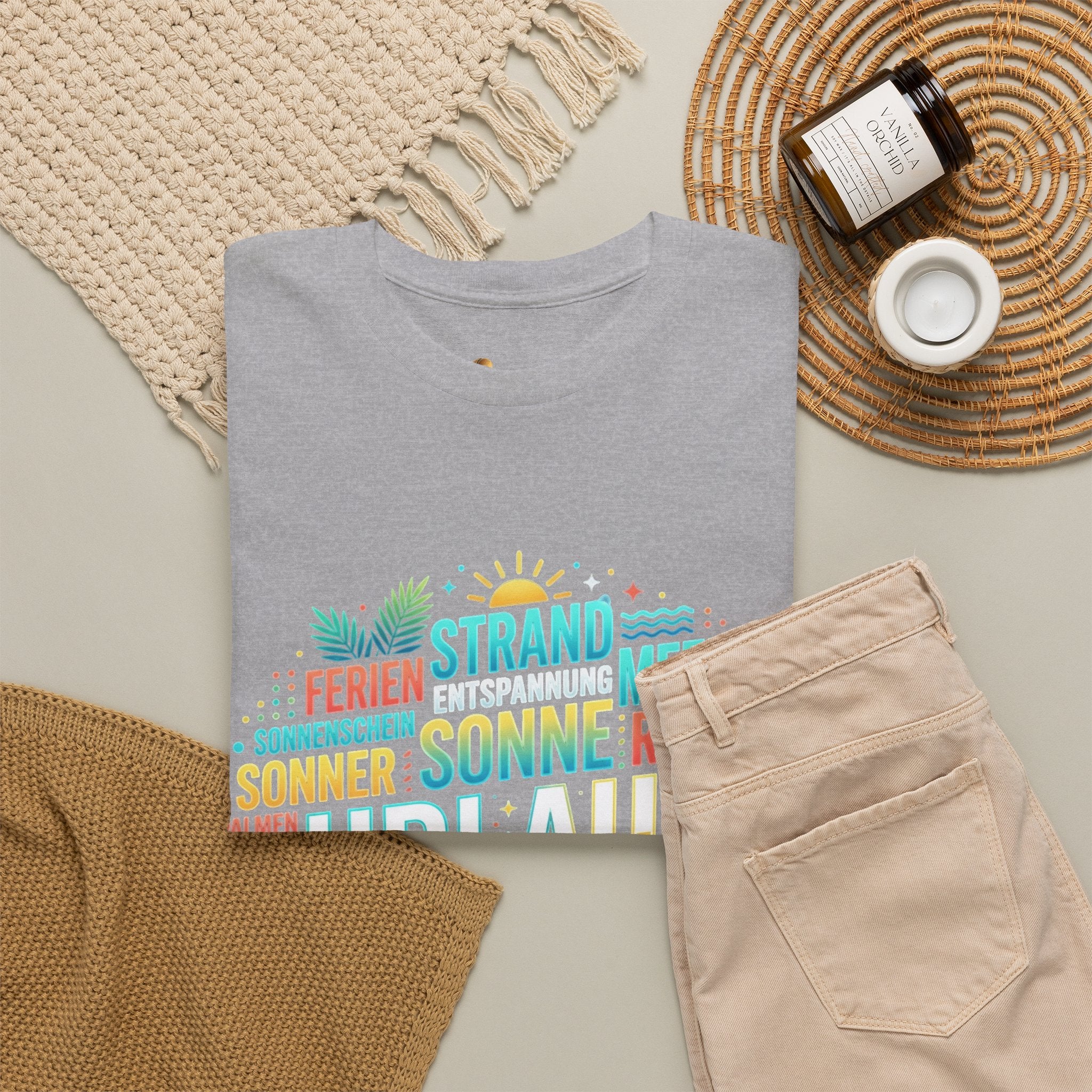 Strandurlaub T-Shirt – Retro Sonnenuntergang mit Palmen & ‚Urlaub‘ Wortwolke
