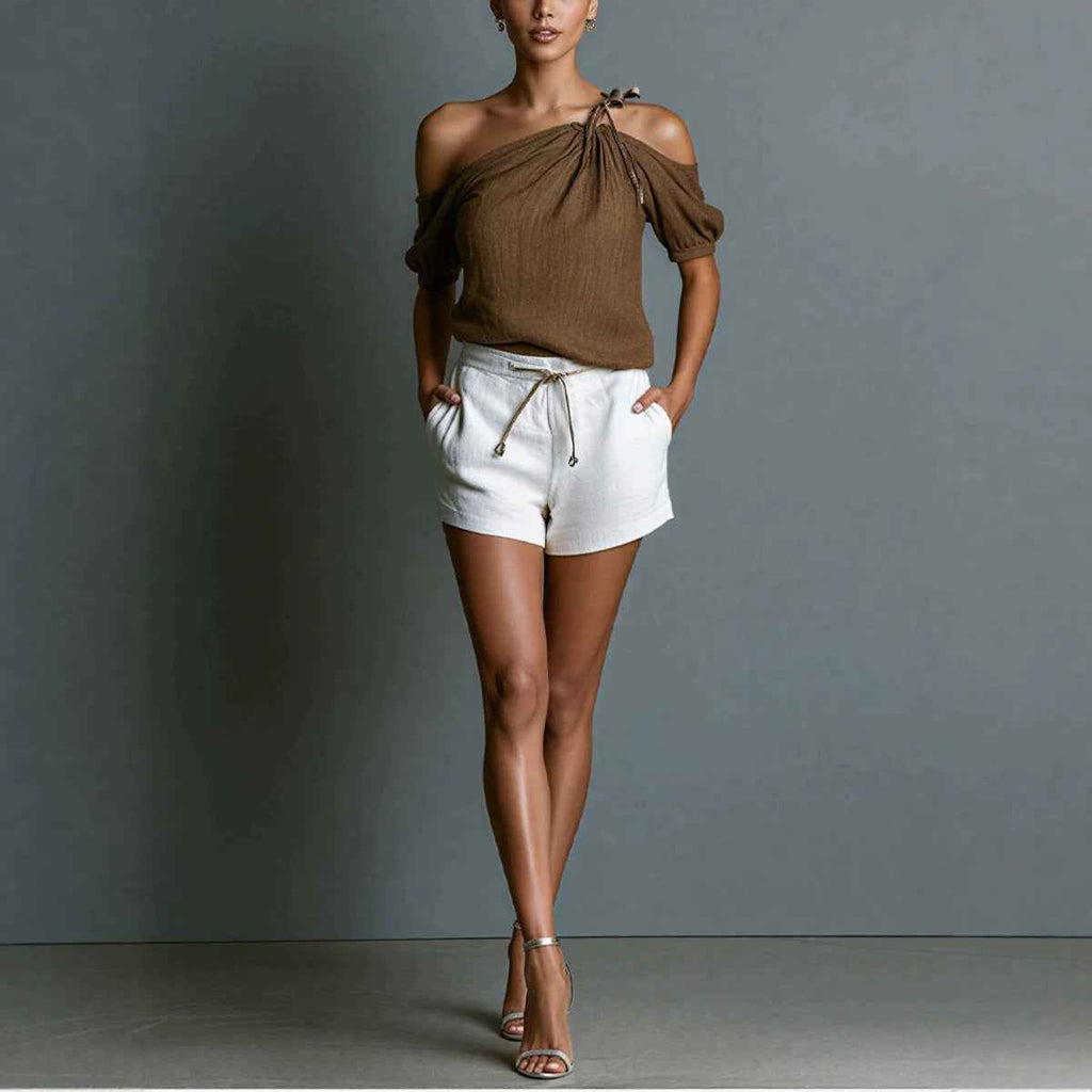 Elegante Ein-Schulter-Sommerbluse mit Drapé & Schleifen-Detail Ansicht 5 – Bluse – ESTID