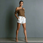 Elegante Ein-Schulter-Sommerbluse mit Drapé & Schleifen-Detail – Bluse – ESTID